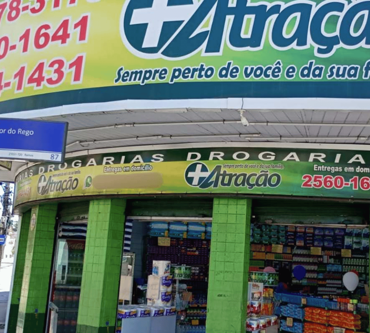 Farmacêutica atendendo cliente com atenção e cuidado