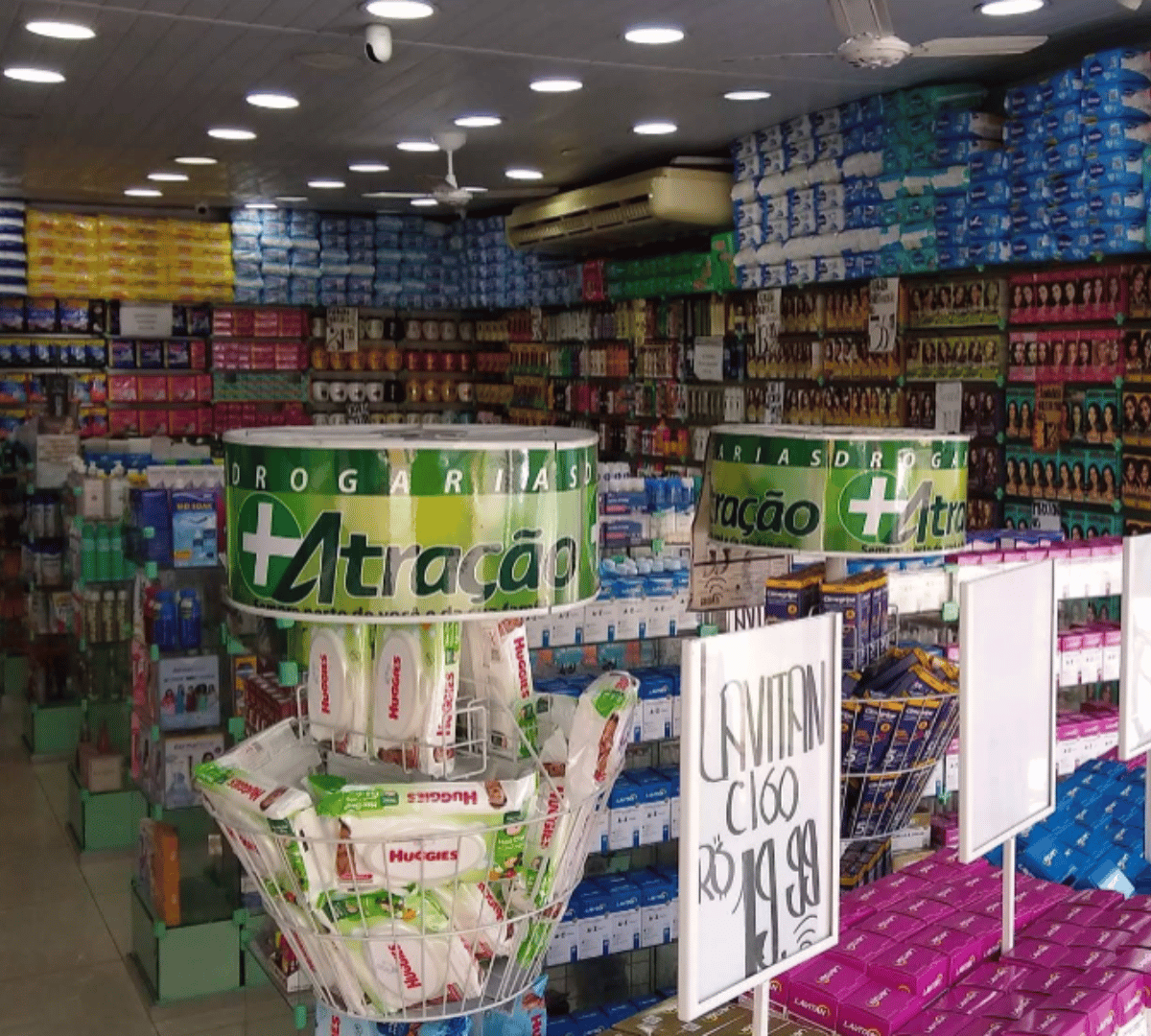 Corredor com ampla variedade de produtos de saúde e bem-estar